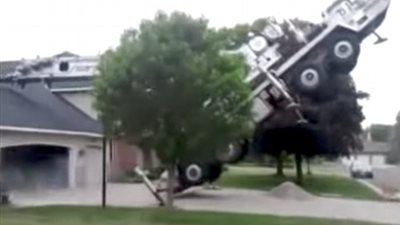 لحظة سقوط رافعة تحمل حمام سباحة أعلى منزل (فيديو وصور)