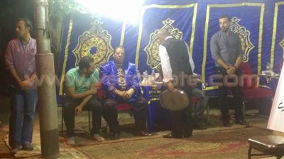 بالصور.. شعبان عبد الرحيم يحضر عزاء أحمد الفيشاوي بـ«الموف»