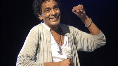 شريف منير يدعي بالشفاء للكينج «محمد منير»