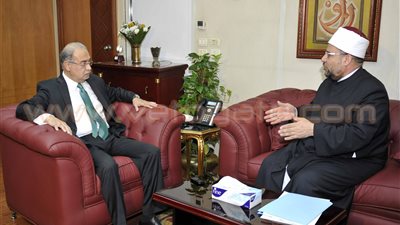 وزير الأوقاف يسلم رئيس الوزراء مشروع تحسين أوضاع الأئمة