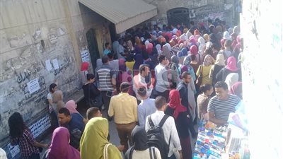 بالصور.. تزاحم طلاب جامعة القاهرة أمام «بوابة المترو»