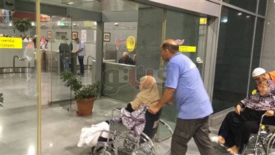 مطار القاهرة يخصص سيارتي إسعاف لنقل حاجين فلسطينيين (صور)