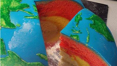 بالصور.. أسترالية تخبز كعكًا على شكل كواكب المجموعة الشمسية