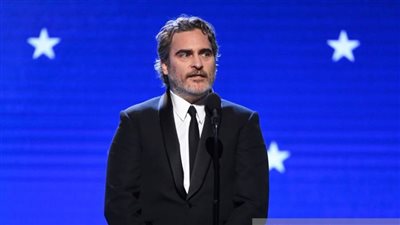 خواكين فينيكس يخطف جائزة أفضل ممثل بحفل Critics Choice