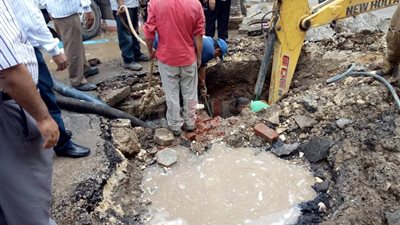 استمرار إصلاح كسر ماسورة مياه بشارع البطل في المهندسين (صور وفيديو)