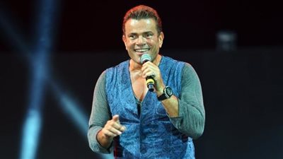 عمرو دياب يفاجئ جمهور الساحل بأغنية جديدة من ألبوم «كل حياتي» (فيديو)