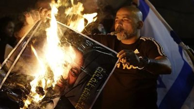 نتنياهو يستنكر حرق صور وزير داخليته بمظاهرة في تل أبيب (صور)