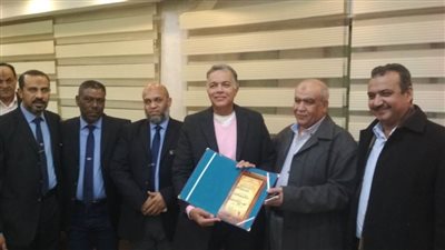 عمال هيئة السكة الحديد يكرمون هشام عرفات بعد رحلته من محطة مصر لأسوان