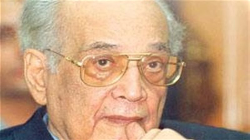 الكاتب الصحفى كامل