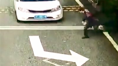 امرأة تقع في شر أعمالها أثناء محاولة احتيال بالصين (فيديو وصور)