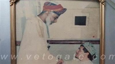 صور نادرة للسلطان قابوس أثناء استقباله مشجعا لغزل المحلة