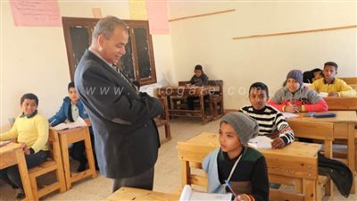 مدير تعليم الوادي الجديد يجري جولة لمتابعة امتحانات النقل