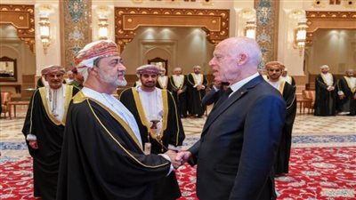 في أول زيارة خارجية له.. الرئيس التونسي يصل عُمان لتقديم العزاء في السلطان قابوس