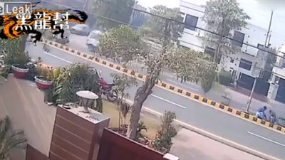 العناية الإلهية تنقذ شخصين من حادث مروع (فيديو)