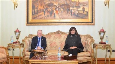 نبيلة مكرم تستعرض جهود مصر في مكافحة الهجرة غير الشرعية أمام السفير الأسترالي