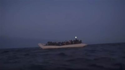 لحظات من الذعر لمهاجرين في عرض البحر بالقرب من السواحل الليبية | فيديو
