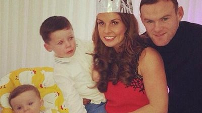 «رونى» يحتفل بعيد الميلاد بصحبة زوجته وأبنائه