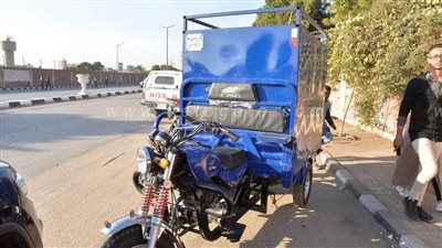 محافظ أسيوط يستوقف تروسيكل يسير عكس الاتجاه | صور