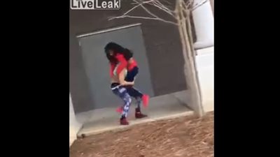 امرأة تلقن أخرى «علقة ساخنة» (فيديو)