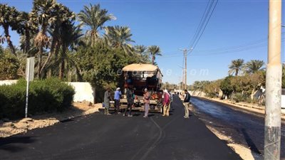 رصف عدد من الطرق الداخلية بمدينة الخارجة في الوادي الجديد