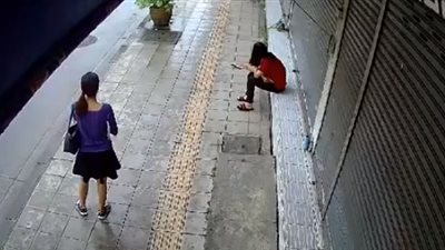 رد فعل فتاة حاول رجل التحرش بها (فيديو)