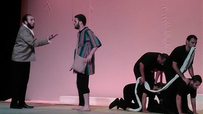 افتتاح «ظل الحمار» بالمسرح العائم