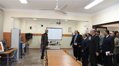 محافظ قنا يتابع سير امتحانات الصفين الأول والثانى الثانوى بمدرسة المتفوقين | صور