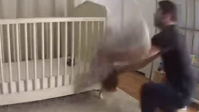 أب ينقذ طفله من سقوط مروع (فيديو وصور)