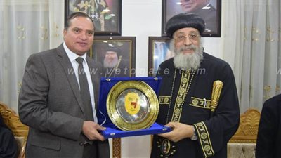 رئيس جامعة سوهاج يكرم البابا تواضروس