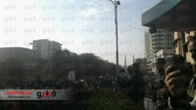 الأمن يفشل فى فض التظاهر أمام مبنى محافظة الشرقية