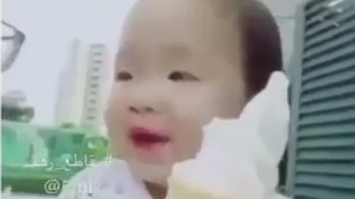 بالفيديو.. رد فعل غير متوقع لطفلة تناول والدها الآيس كريم