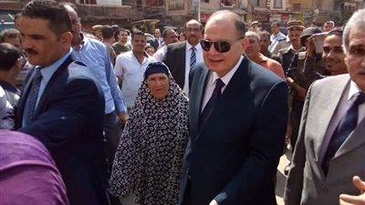 محافظ الفيوم يهرول إلى عجوز للاستماع لشكواها (صور)