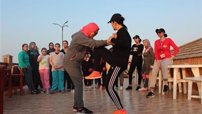 المرأة الحديدية ببورسعيد.. اعتماد أول مصرية مدربة للفنون القتالية من الأكاديمية الدولية باليمن.. الكابتن «منى نور»: النساء قادرات على تحدي المستحيل.. وهدفي غرس الثقة في الفتيات (صور وفيديو)