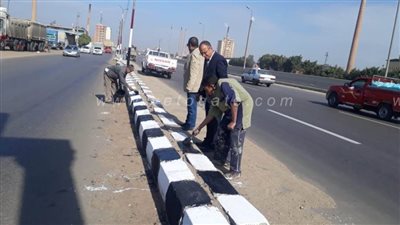 محافظ الدقهلية يكافئ عاملا في ميت غمر تقديرا لجهوده على طريق 