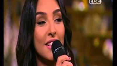 بالفيديو.. أحمد فهمي يغني مع زوجته في «معكم»