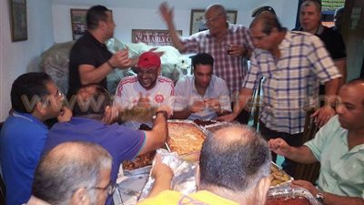 بالصور.. «شوبير» يقيم مأدبة غداء لفريق «الشمس» بالأهلي