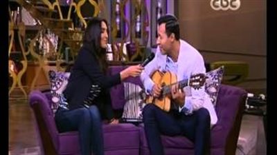 بالفيديو.. منى الشاذلي تحرج زوجة أحمد فهمي: «كفاية عليكم كده»