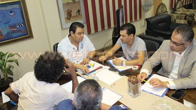 بالصور.. رئيس الإنتاج الثقافي يجتمع بالقيادات لوضع برنامج ذكرى 6 أكتوبر