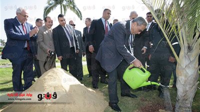 بالصور..موسى وحلمي يزرعان نخلة الدستور بالقرية الذكية