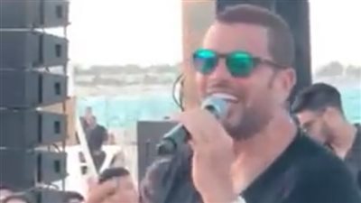 عمرو دياب يحيي ثاني حفلاته بالساحل الشمالي على الشاطئ (صور)