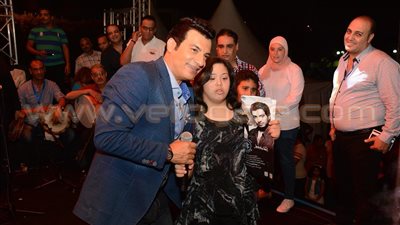بالصور..إيهاب توفيق يلتقط صورا تذكارية مع الأطفال على مسرح نادي الشمس
