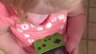 بالفيديو والصور.. رد فعل طفلة تشاهد لعبة إلكترونية قديمة لأول مرة