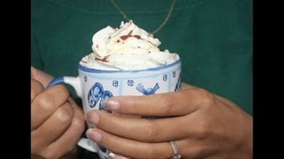 بالفيديو.. طريقة إعداد «هوت شوكليت» الكافيهات الشهيرة