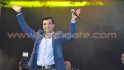 بالصور.. إيهاب توفيق يشعل حفل نادي «الشمس»