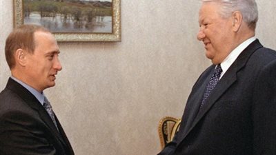 صناعة الزعيم.. رسائل سرية تكشف طريقة اختيار بوتين لرئاسة روسيا