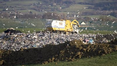 بريطانيا تدفن سيارات الإسعاف المستخدمة في نقل المصابين بغاز الأعصاب