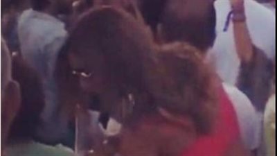 دينا الشربيني برفقة عمرو دياب على الشاطئ في حفل جديد بالساحل الشمالي