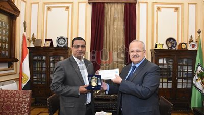 10 آلاف جنيه مكافأة رئيس جامعة القاهرة لموظف رفض رشوة