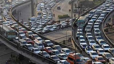 كثافات مرورية أعلى كوبري أكتوبر بعد اصطدام سيارة بحاجز خرساني