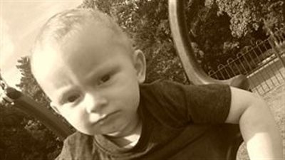 بالصور.. طفل يشعل مواقع التواصل بعبوسه الدائم منذ ولادته